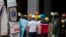 Miembros de un equipo de rescate colocan un cuerpo recuperado de los escombros dentro de una ambulancia en el lugar de una explosión mortal que destruyó el Hotel Saratoga de cinco estrellas en La Habana Vieja, Cuba, el domingo 8 de mayo de 2022. 