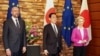 2022年5月12日，欧盟委员会主席冯德莱恩（右）和欧洲理事会主席米歇尔（左）在日本首相官邸与日本首相岸田文雄（中）在欧盟-日本峰会前合影。