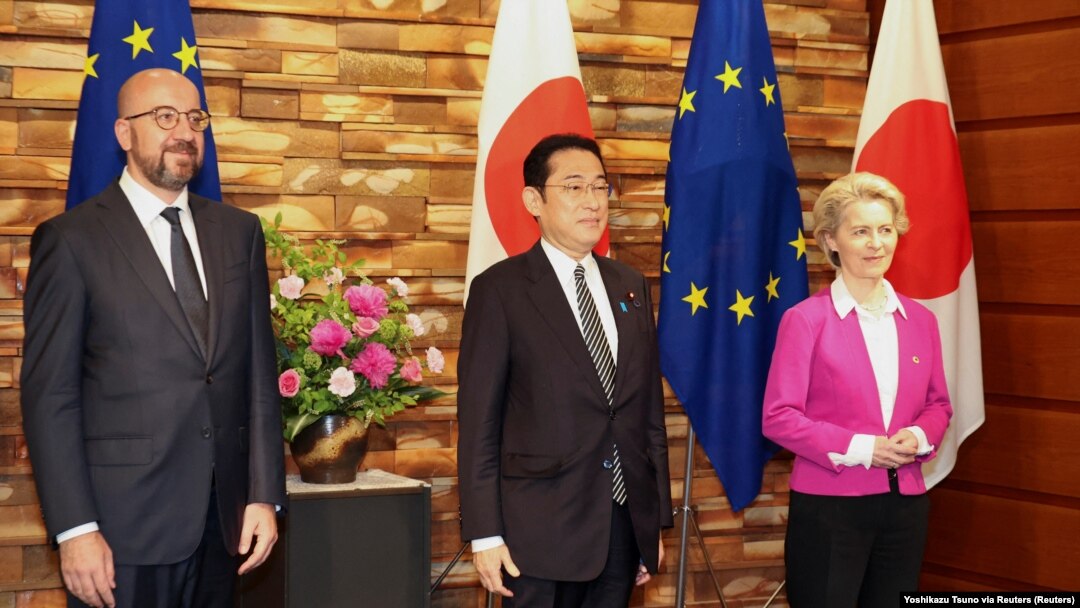 2022年5月12日，歐盟委員會主席馮德萊恩（右）和歐洲理事會主席米歇爾（左）在日本首相官邸與日本首相岸田文雄（中）在歐盟-日本峰會前合影。