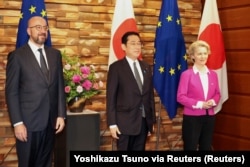Presiden Komisi Eropa Ursula von der Leyen dan Presiden Dewan Eropa Charles Michel berfoto bersama Perdana Menteri Jepang Fumio Kishida di Tokyo, Jepang 12 Mei 2022.