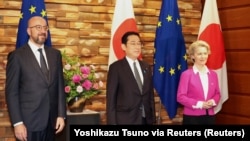 2022年5月12日，欧盟委员会主席冯德莱恩（右）和欧洲理事会主席米歇尔（左）在日本首相官邸与日本首相岸田文雄（中）在欧盟-日本峰会前合影。