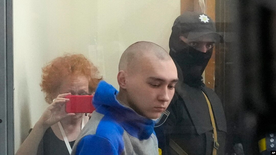 Umusirikare wo mu ngabo z'Uburusiya Serija Vadim Shishimarin, w'imyaka 21, ari mu rukiko i Kyiv, muri Ukraine kuri uyu wa gatanu taliki 13/5/2022.(AP Photo/Efrem Lukatsky)