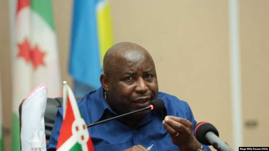 Perezida Evariste Ndayishimiye mu kiganiro n'abamenyeshamakuru i Bujumbura mu Burundi. Kw'itariki ya 10/05/2022