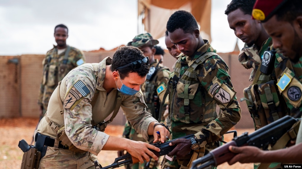 资料照片：美国军人在培训索马里军人(2021年5月9日）(photo:VOA)