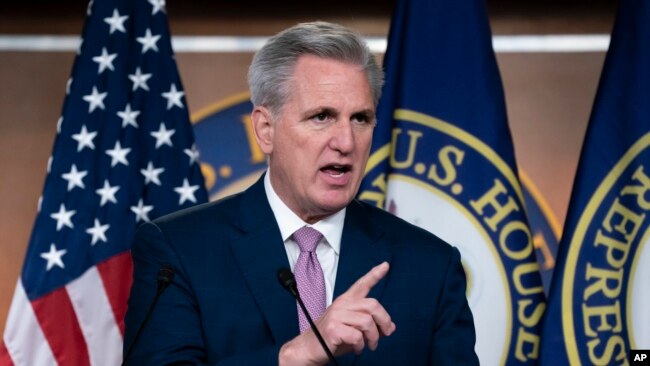 El líder de la minoría de la Cámara de Representantes, Kevin McCarthy, republicano por California, habla con los periodistas en su conferencia de prensa semanal en el Capitolio de Washington el viernes 18 de marzo de 2022.