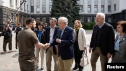 Митч Макконнелл с Владимиром Зеленским во время визита в Украину