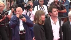 «Les colleuses» ֆեմինիստական կոլեկտիվի անդամները սպանության կին զոհերի անուններով պաստառ են տեղադրել կարմիր գորգի վրա
