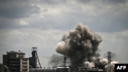 Архівне фото: Обстріл заводу в Соледарі, Донбас, 24 травня 2002 року. (Photo by Аріс Мессеніс/ AFP)