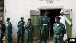 La police de la charia devant le tribunal de la région de Tudun Alkali, à Bauchi, le 21 août 2007. AFP
/ Pius Utomi Ekpei