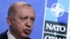 Presiden Turki Recep Tayyip Erdogan menggelar konferensi pers di sela pertemuan para anggota NATO di markas aliansi tersebut di Brussels, Belgia, pada 14 Juni 2021. (Foto: Reuters/Yves Herman)