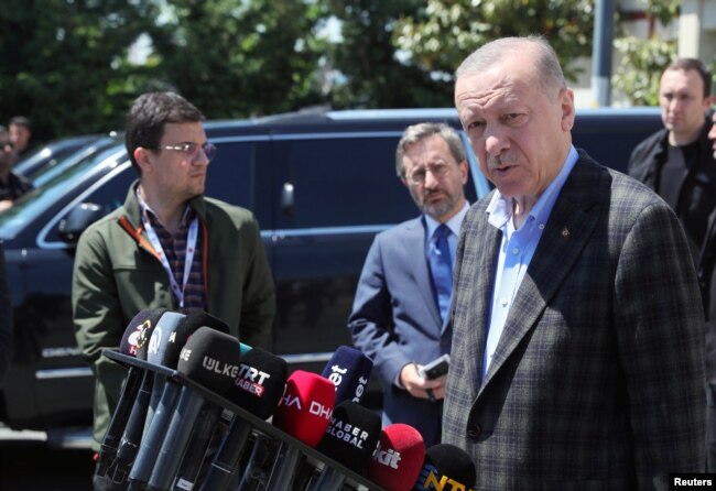 레제프 타이이프 에르도안(오른쪽) 터키 대통령이 13일 이스탄불에서 취재진과 환담하고 있다.