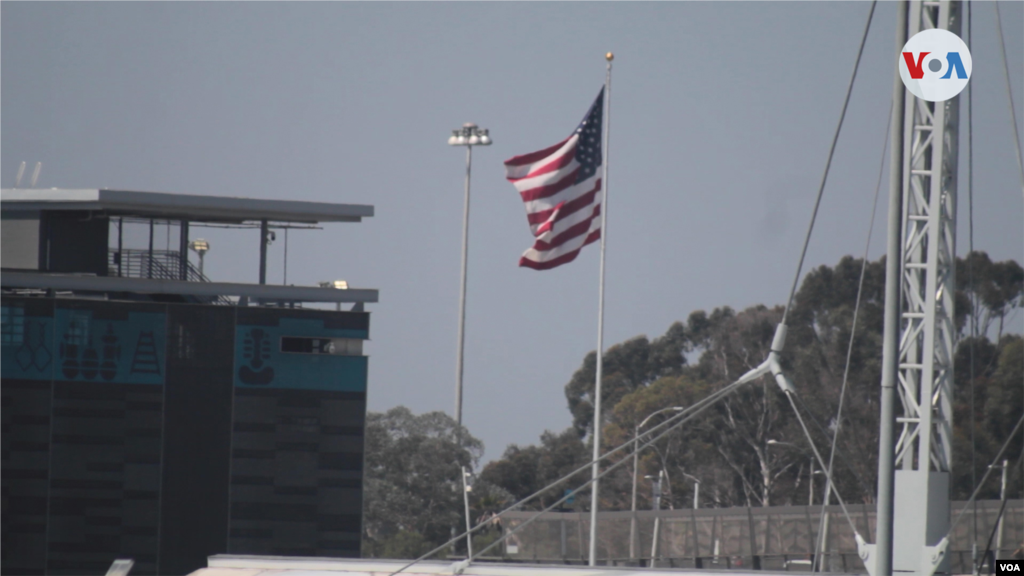 La bandera de Estados Unidos ondea al otro lado de la frontera entre Tijuana y San Ysidro, en el puerto de entrada que ha estado cerrado para pedir asilo debido al Título 42. Foto: Celia Mendoza, 5 de abril de 2022. Tijuana, México.