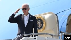 조 바이든 미국 대통령이 22일 한국 방문을 마치로 다음 순방지인 일본으로 향하는 전용기 에어포스원에 오르면서 거수경례를 하고 있다.
