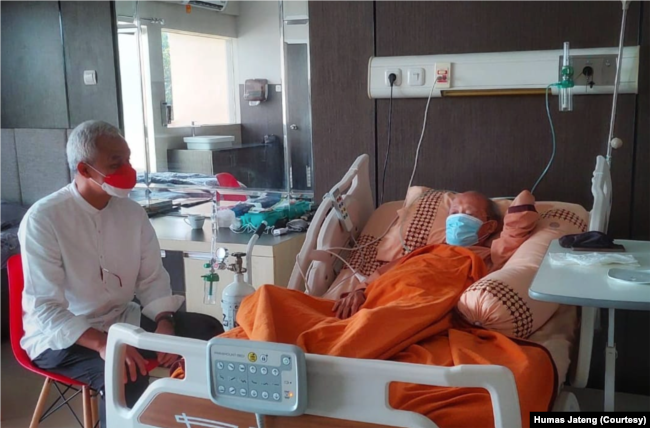 Foto kenangan Gubernur Jawa Tengah Ganjar Pranowo, menjenguk Buya Syafii Maarif 15 Mei 2022. (Foto: Humas Jateng)