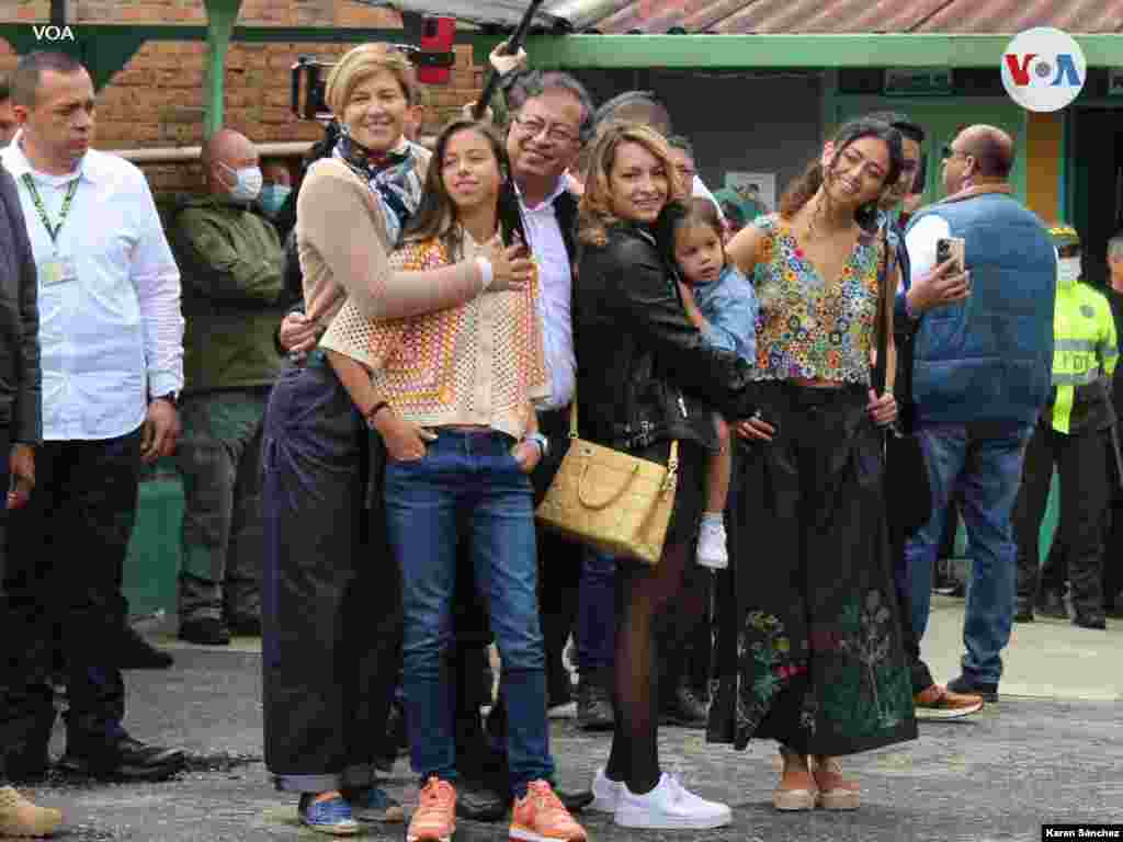 El candidato Gustavo Petro asistió, junto a su familia, a un colegio en Bogotá, para votar durante las elecciones presidenciales que lo sitúan, según las encuestas, en primer lugar.&nbsp;