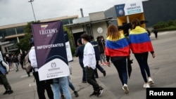 La gente se reúne en una mesa de votación durante las elecciones de las coaliciones presidenciales y del Congreso que determinarán qué candidatos se dirigirán a la primera ronda de la votación presidencial, en Bogotá, Colombia, el 13 de marzo de 2022.
