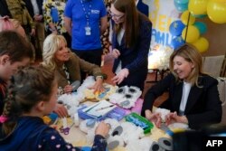 조 바이든 미국 대통령 부인 질 바이든(왼쪽 정면) 여사와 볼로디미르 젤렌스키 우크라이나 대통령 부인 올레나 젤렌스카(오른쪽) 여사가 8일 우크라이나 서부 우즈호로드 시내 제6공립학교에서 피란민 어린이들과 '어머니의 날' 선물을 만들고 있다.
