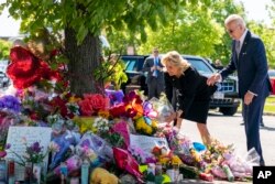 Presiden AS Joe Biden dan ibu negara Jill Biden memberikan penghormatan bagi korban penembakan massal dengan meletakkan karangan bunga dan berdoa di lokasi memorial di Buffalo, New York Selasa (17/5).
