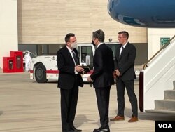 U.S. Secretary of State Anthony Blanken is greeted by the Charge d'affaires of the U.S. Embassy in the United Arab Emirates, Sean Murphy, as Blinken arrives in Abu Dhabi, May 16, 2022. (Cindy Saine/VOA)