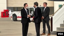 US Secretary of State Anthony Blanken is greeted by the Charge d'affaires of the US Embassy in the United Arab Emirates, Sean Murphy, as Blinken arrives in Abu Dhabi, May 16, 2022. (Cindy Saine/VOA)