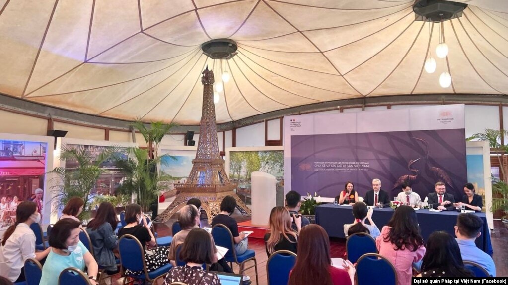 Buổi họp báo công bố khởi động dự án hợp tác "Chia sẻ và gìn giữ Di sản Việt Nam" tại Đại sứ quán Pháp ở Hà Nội vào ngày 9/5/2022.