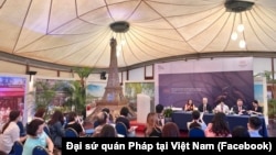 Buổi họp báo công bố khởi động dự án hợp tác "Chia sẻ và gìn giữ Di sản Việt Nam" tại Đại sứ quán Pháp ở Hà Nội vào ngày 9/5/2022.