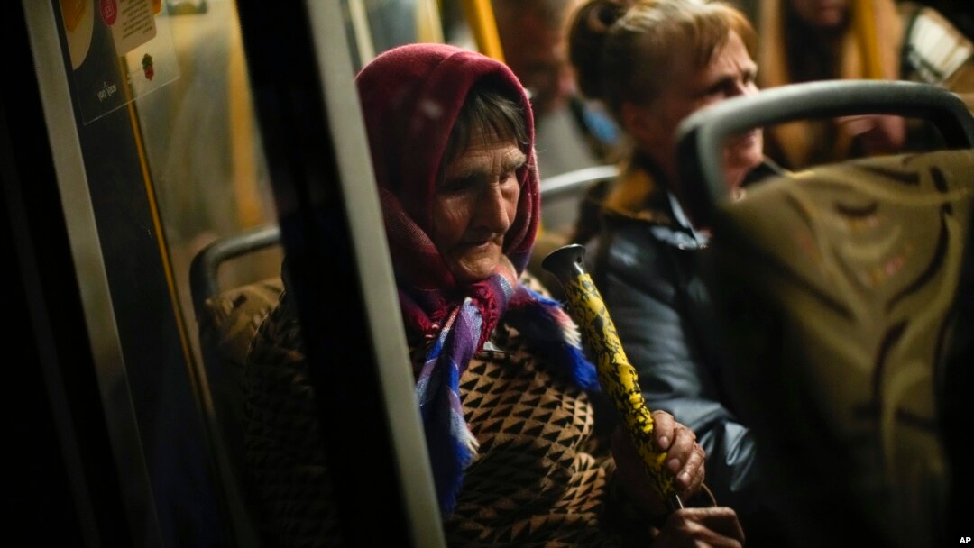 Seorang perempuan yang berhasil dievakuasi dari Mariupol dengan menggunakan bus tiba di pusat penampungan pengungsi di Zaporizhzhia, Ukraina, pada 8 Mei 2022. (Foto: AP/Francisco Seco)
