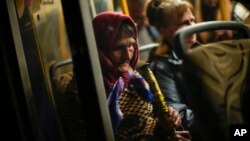 Seorang perempuan yang berhasil dievakuasi dari Mariupol dengan menggunakan bus tiba di pusat penampungan pengungsi di Zaporizhzhia, Ukraina, pada 8 Mei 2022. (Foto: AP/Francisco Seco)