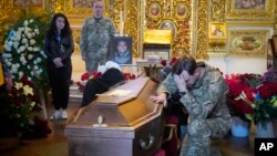 Ukrajinski vojnik odaje poštu vojniku-dobrovoljcu i ukrajinskom novinaru Oleksandru Markovu, kog su ubile ruske trupe, u Katedrali svetog Mihajla, u Kijevu, 9. maja 2022.