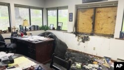 Esta fotografía muestra el interior de la sede del grupo antiabortista Wisconsin Family Action, en Madison, Wisconsin, el domingo 8 de mayo de 2022, luego de un incendio. (Alex Shur/Wisconsin State Journal vía AP)