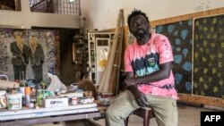 À 45 ans, Omar Ba est l'une des étoiles montantes de l'art contemporain africain et l'un des artistes les plus prisés des collectionneurs.