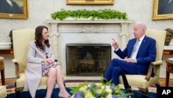 El presidente Joe Biden se reúne con la primera ministra de Nueva Zelanda, Jacinda Ardern, en la Oficina Oval de la Casa Blanca, el 31 de mayo de 2022, en Washington.