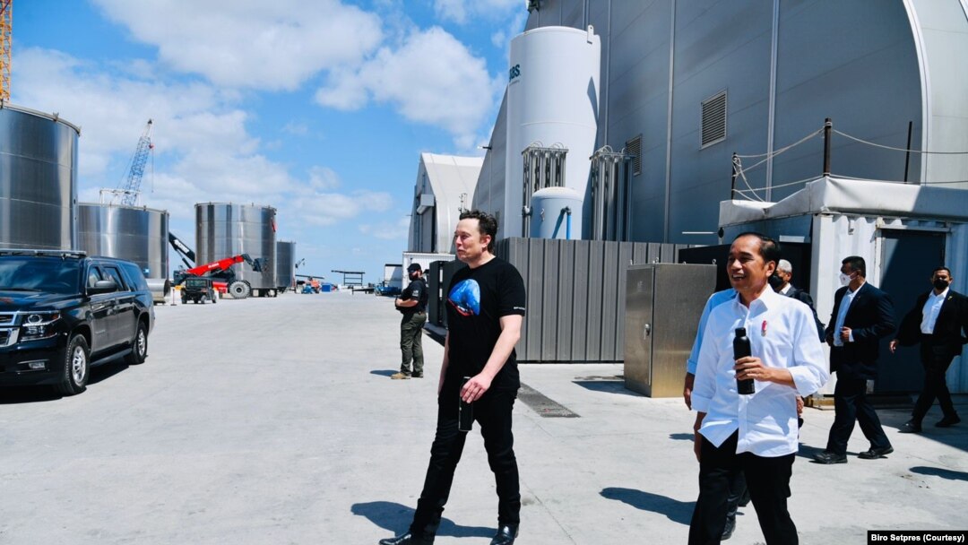 Presiden Joko Widodo, bersama CEO SpaceX Elon Musk, ketika mengunjungi perusahaan SpaceX di kota Boca Chica, Texas, Amerika. (Foto dok: Biro Setpres RI) 