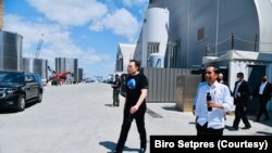 Presiden Joko Widodo, bersama CEO SpaceX Elon Musk, ketika mengunjungi perusahaan SpaceX di kota Boca Chica, Texas, Amerika. (Foto dok: Biro Setpres RI) 