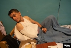 2022年4月28日，在扎波罗热的战斗中受伤的乌军士兵赫纳提夫在一所军医院疗伤。(美国之音博夏特拍摄)
