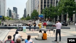 Một buổi trình diễn trên đường phố thủ đô Seoul, nơi có nhiều người Việt sang lao động