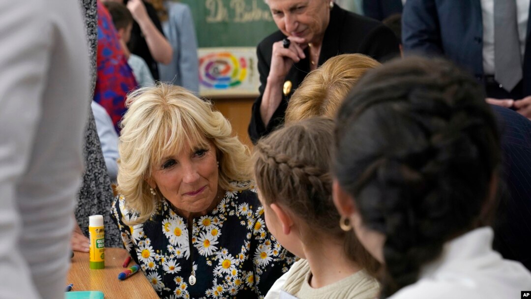 Bà Jill Biden trong cuộc gặp với người tị nạn Ukraine.
