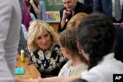 លោកស្រី Jill Biden និយាយជាមួយសិស្សអ៊ុយក្រែន នៅពេលលោកស្រីធ្វើទស្សនកិច្ចនៅសាលារៀន Uruguay នៅរដ្ឋធានី Bucharest ប្រទេសរូម៉ានី​ ថ្ងៃទី ៧ ខែឧសភា ឆ្នាំ ២០២២។