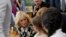 Bà Jill Biden trong cuộc gặp với người tị nạn Ukraine.