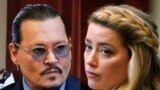 Aktor Johnny Depp, kiri, dan Amber Heard di ruang sidang di Gedung Pengadilan Sirkuit Fairfax County di Fairfax, Va., pada Jumat, 27 Mei 2022. (Foto: Steve Helber via AP)