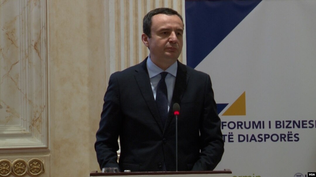 Premijer Kosova Aljbin Kurti obraća se tokom otvaranja Poslovnog foruma diajspore u Prištini, 27. maja 2022. (Foto: VOA)