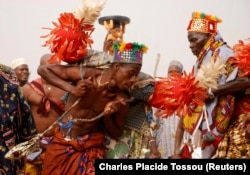 Sejumlah penari memeriahkan Festival Voodoo di Benin.