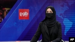 Khatereh Ahmadi, seorang presenter TOLO News di Kabul, Afghanistan hari Minggu (22/5) mengudara dengan wajah tertutup. 