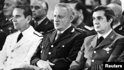 Слева направо: адмирал Хорхе Анайя, бывший президент Аргентины генерал Леопольдо Галтьери и командующий ВВС Базилио Лами Дозо, три члена военной хунты, обвиняемые в халатности во время Фолклендской войны на заседании военного суда в Буэнос-Айресе. 11 ноября 1985 года.