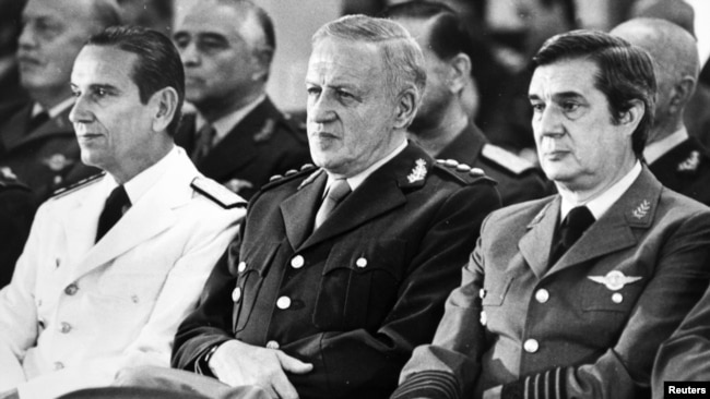 Слева направо: адмирал Хорхе Анайя, бывший президент Аргентины генерал Леопольдо Галтьери и командующий ВВС Базилио Лами Дозо, три члена военной хунты, обвиняемые в халатности во время Фолклендской войны на заседании военного суда в Буэнос-Айресе. 11 ноября 1985 года.