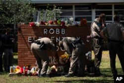 Penyalaan lilin di Robb Elementary School di Uvalde, Texas, Rabu, 25 Mei 2022. (Foto: AP)