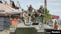Ruski vojnici na tenku u Marijupolju 11. maja 2022. 
