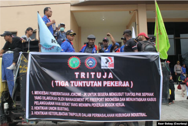 Foto dokumentasi aksi buruh PT Freeport yang digelar pada 2018, atau setahun setelah dimulainya pemogokan. (Foto: Aser Gobay)