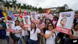 Partidarios del candidato presidencial Gustavo Petro de la coalición Pacto Histórico asisten a un mitin de campaña en Fusagasugá, Colombia, el miércoles 11 de mayo de 2022. [Foto AP/Fernando Vergara]