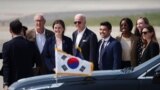 조 바이든 미국 대통령이 22일 한국 방문을 마치로 다음 순방지인 일본으로 출발하기에 앞서 오산 공군기지에서 수행원들과 기념촬영을 했다.